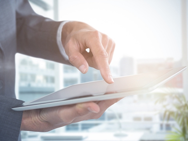 Tuner on the smart robot, imitation 徨 cut under the road